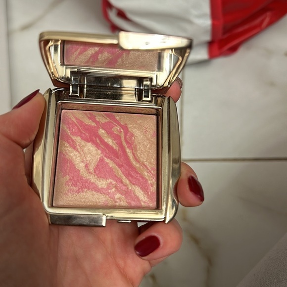 Hourglass
Ambient Lighting Blush Collection - Picture 2 of 3